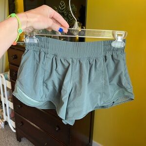 Lululemon size 6 2.5 inch inseam hotty hots